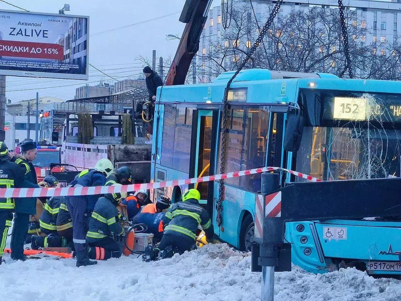 Появилось видео из водительской кабины автобуса, наехавшего на людей на  Васильевском острове